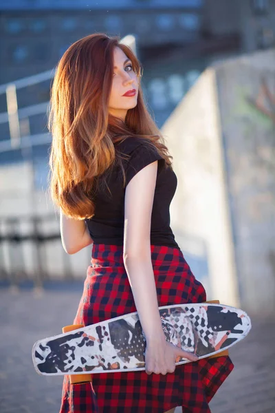 Menina com skate — Fotografia de Stock