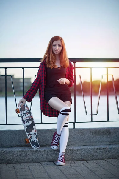 Fille avec skateboard — Photo