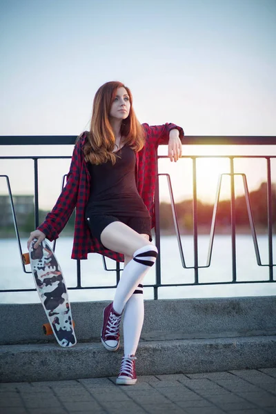 Девушка со скейтбордом — стоковое фото