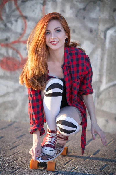 Ragazza con skateboard — Foto Stock