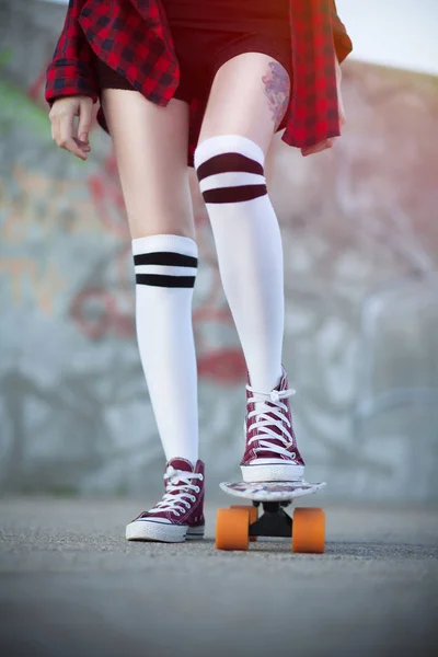 Дівчина з скейтборд — стокове фото