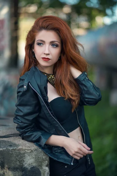 예쁜 빨강 머리 소녀 — 스톡 사진
