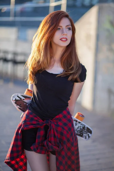 Mädchen mit Skateboard — Stockfoto