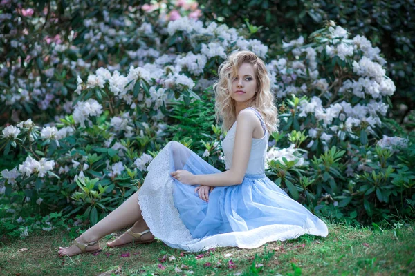 Frau im Park — Stockfoto