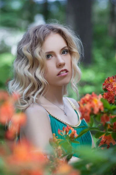 Vrouw in park — Stockfoto