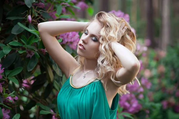 Woman in park — Stock Photo, Image