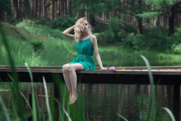 公園での女性ράφι κρασιού — ストック写真