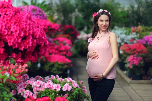 公園での妊娠中の女性 — ストック写真