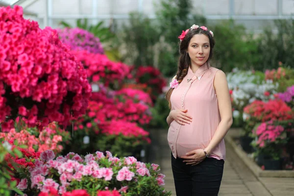 Pregnant woman in park — Stock Photo, Image