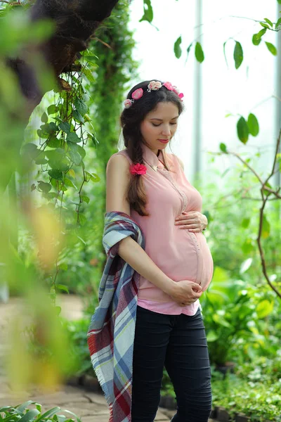 Pregnant woman in park — Zdjęcie stockowe