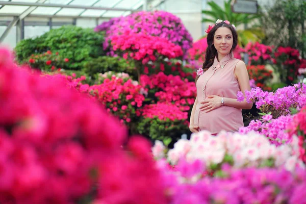 Gravid kvinna i park — Stockfoto
