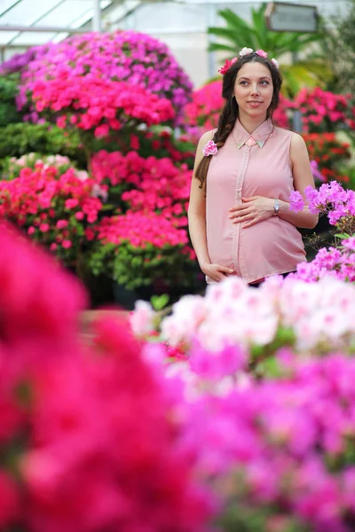 Pregnant woman in park — Zdjęcie stockowe