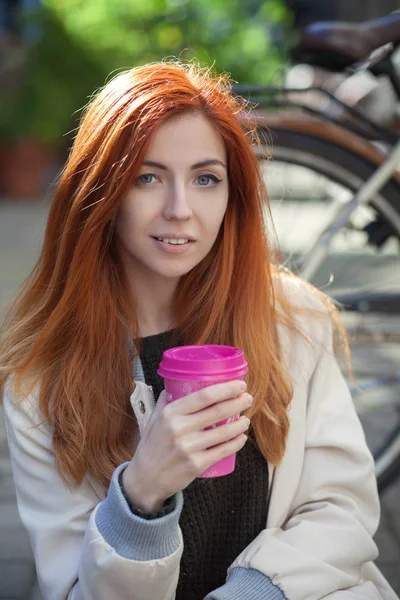 Frau trinkt Kaffee — Stockfoto