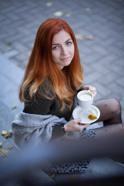 커피를 마시는 여자 — 스톡 사진