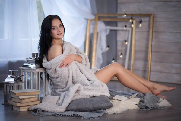 Mulher relaxante em casa — Fotografia de Stock