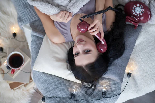 Ragazza sta parlando al telefono — Foto Stock