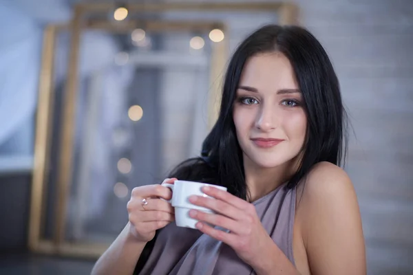 Frau trinkt Kaffee — Stockfoto