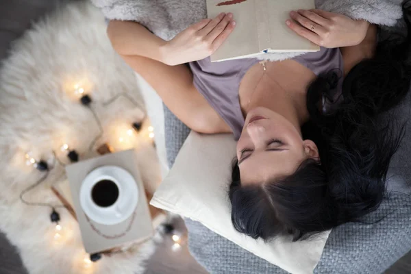 Frau trinkt Kaffee — Stockfoto