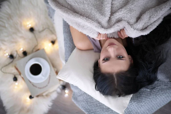 Vrouw die koffie drinkt — Stockfoto