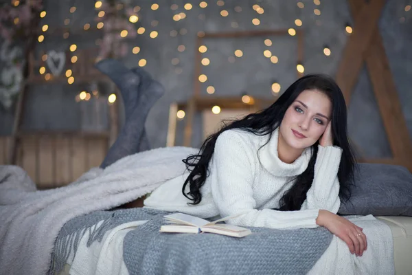 Femme relaxante à la maison — Photo