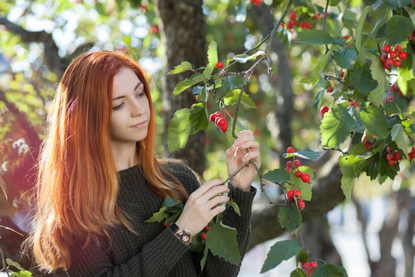 Mujer relajante al aire libre — Foto de Stock