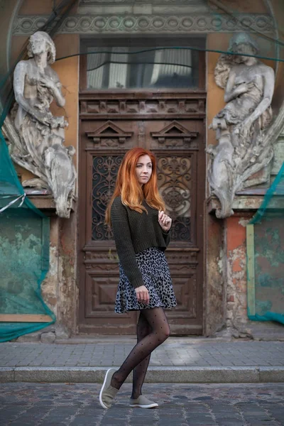 Mujer relajante al aire libre —  Fotos de Stock