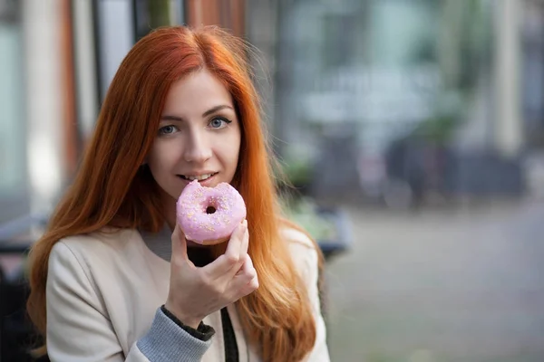 Mujer comiendo donut — Foto de Stock