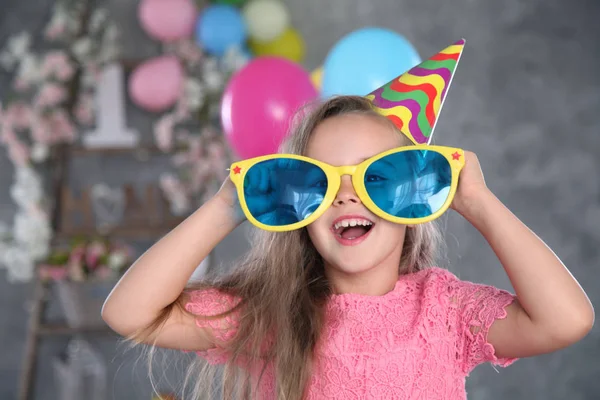 Menina na festa de aniversário — Fotografia de Stock