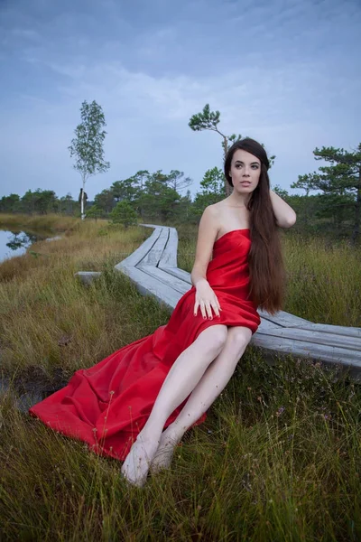 Mulher posando em um pântano — Fotografia de Stock