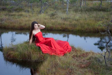 kadın bir bataklıkta poz