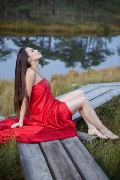 Mujer posando en un pantano — Foto de Stock