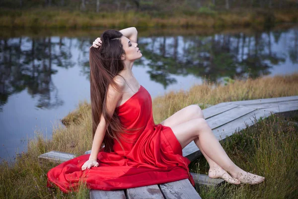 Mujer posando en un pantano — Foto de Stock