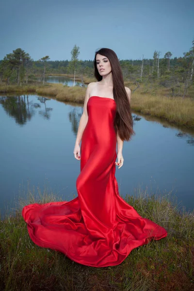沼地でポーズをとる女性 — ストック写真