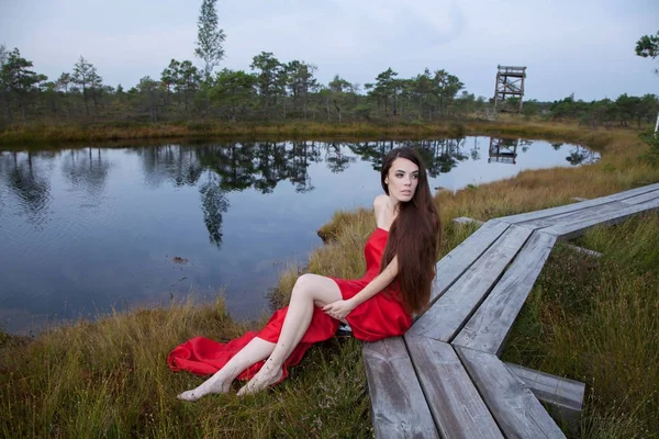 Mulher posando em um pântano — Fotografia de Stock