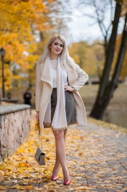 havada yürüyen kadın