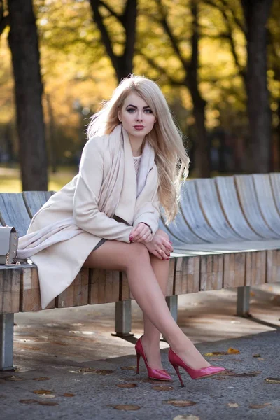 Mulher andando no parque de outono — Fotografia de Stock