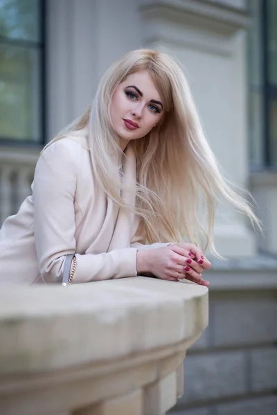 Woman walking in outdoors — Stock Photo, Image