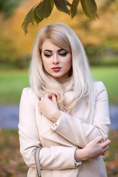 Woman walking in outdoors — Stock Photo, Image