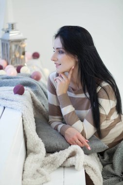 Kadın evde dinleniyor.