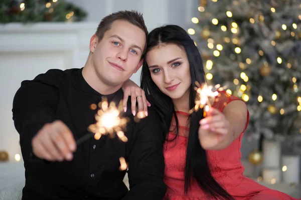 クリスマスを祝っているカップル — ストック写真