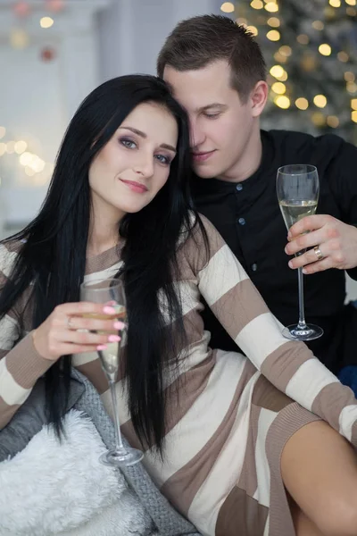 Casal celebrando o Natal — Fotografia de Stock