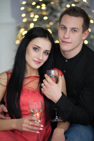Paar feiert Weihnachten — Stockfoto