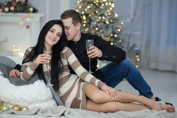 Casal celebrando o Natal — Fotografia de Stock