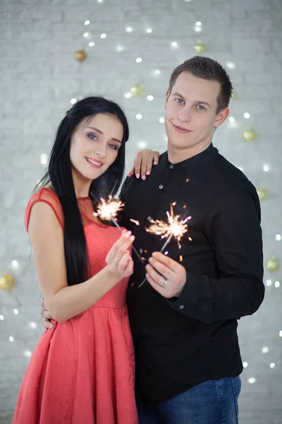 Paar feiert Weihnachten — Stockfoto