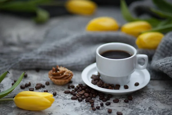 Cofee y tulipanes amarillos — Foto de Stock