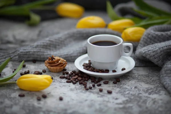 Cofee en gele tulpen — Stockfoto