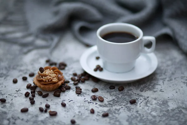 Cofee und süßer Cupcake — Stockfoto