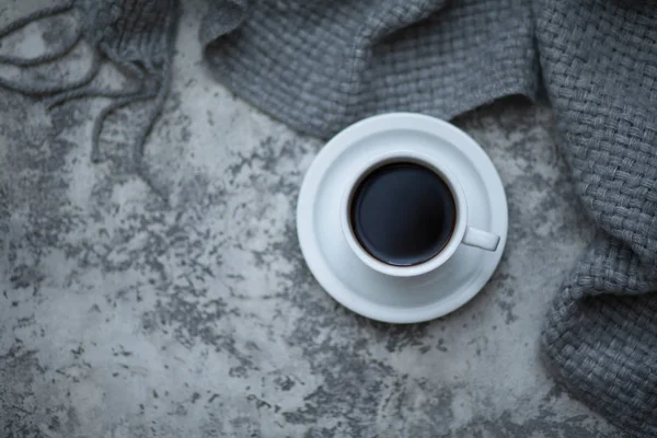 Koffie op grijze achtergrond — Stockfoto