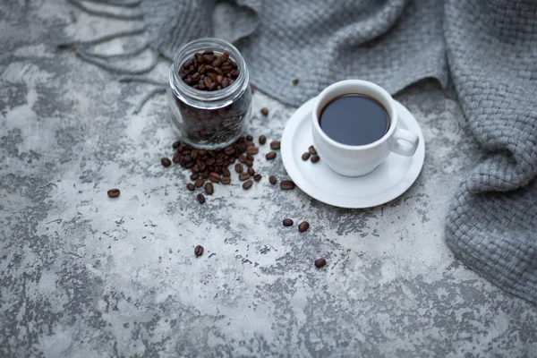 Koffie op grijze achtergrond — Stockfoto