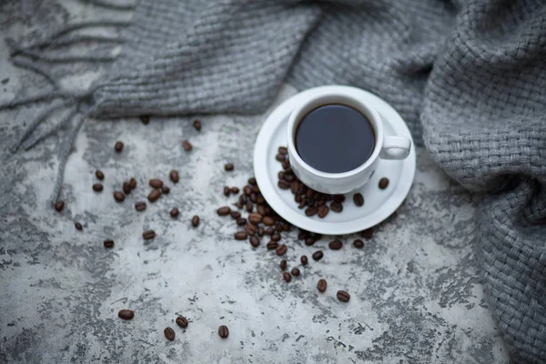 Kaffee auf grauem Hintergrund — Stockfoto